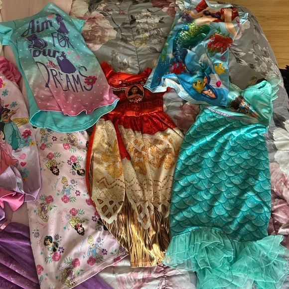 7 Disney Princess nightgowns - Picture 3 of 4